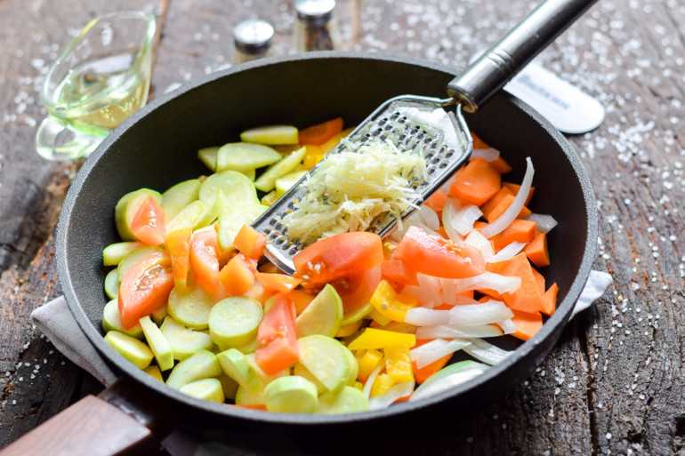Фаршированные кабачки запеченные в духовке: курицей, мясом, фаршем, овощами - рецепты