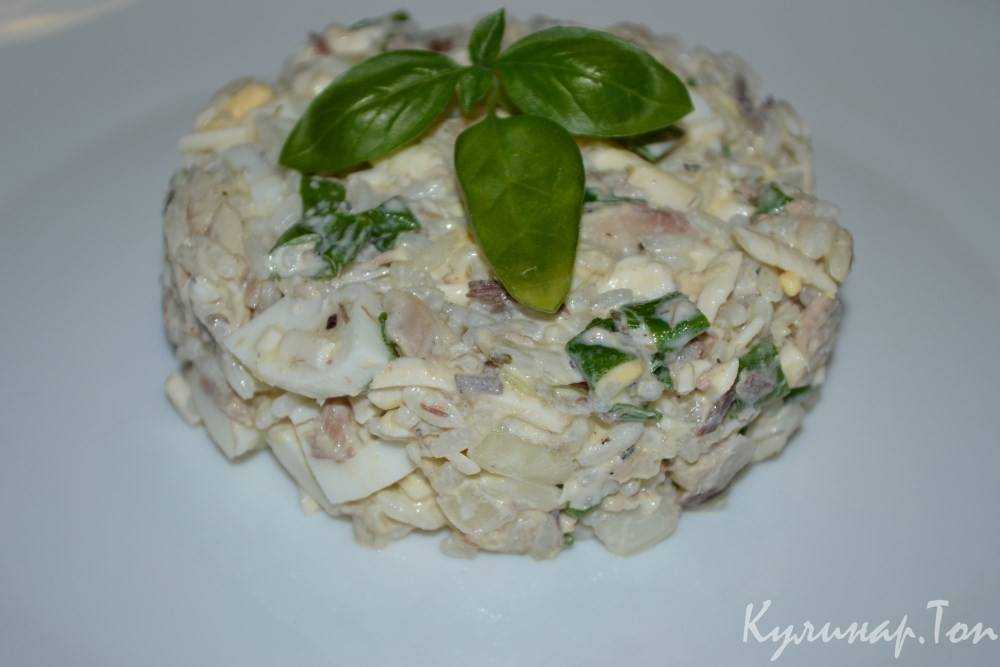 Салат из консервов рыбных: 24 быстрых и вкусных рецепта