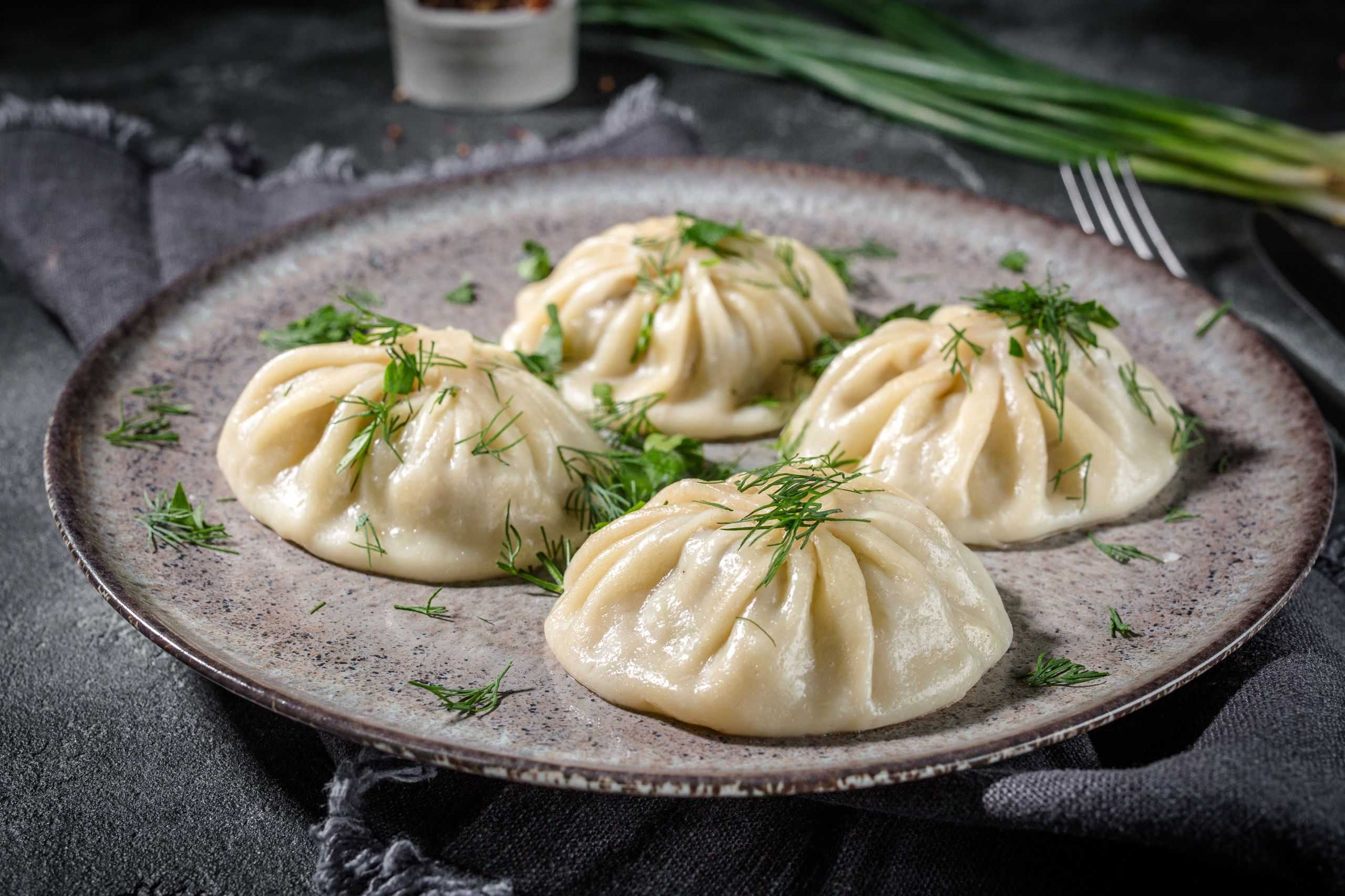 Как приготовить вкусное тесто для мантов? рецепт классического, заварного, без яиц, на минералке, на молоке теста для мантов с фото