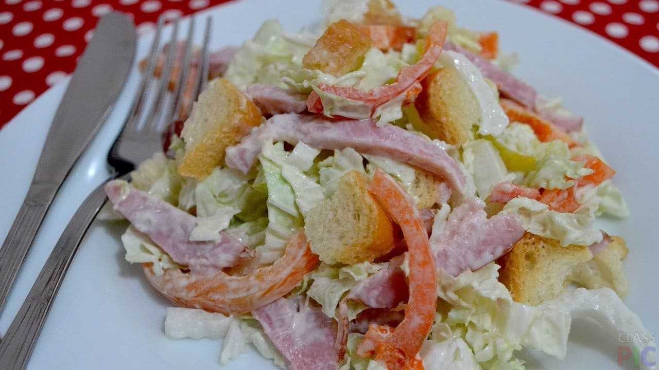 Салат из курицы с пекинской капустой, сухариками и сыром - 6 пошаговых фото в рецепте