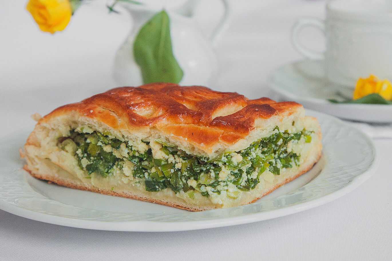 15 отличных рецептов заливного пирога с луком и яйцом