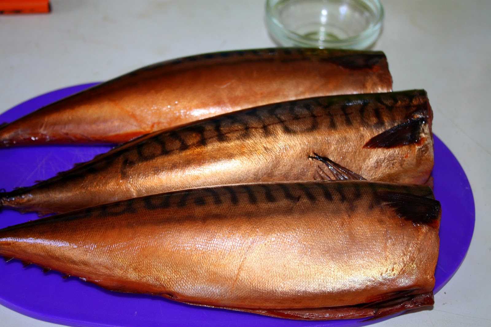 Скумбрия копченая с жидким дымом, луковой шелухой и чаем