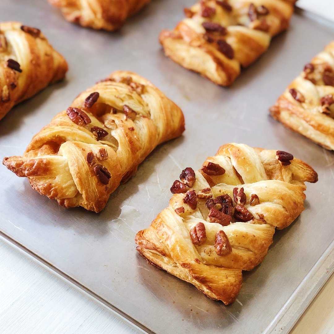 Пирог из слоеного теста с курицей, рецепт с пошаговыми фото