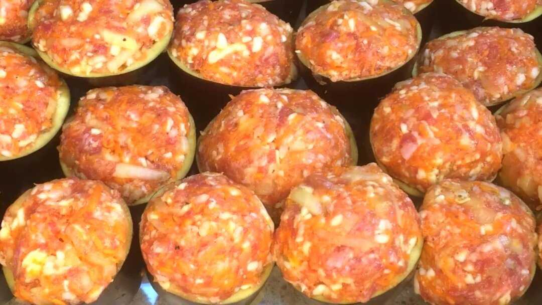 Баклажаны в духовке с помидорами и сыром и чесноком