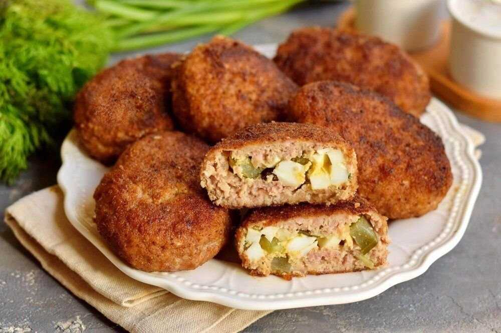 Мясные зразы с начинкой из грибов и из яиц - 6 пошаговых рецептов в духовке и на сковороде