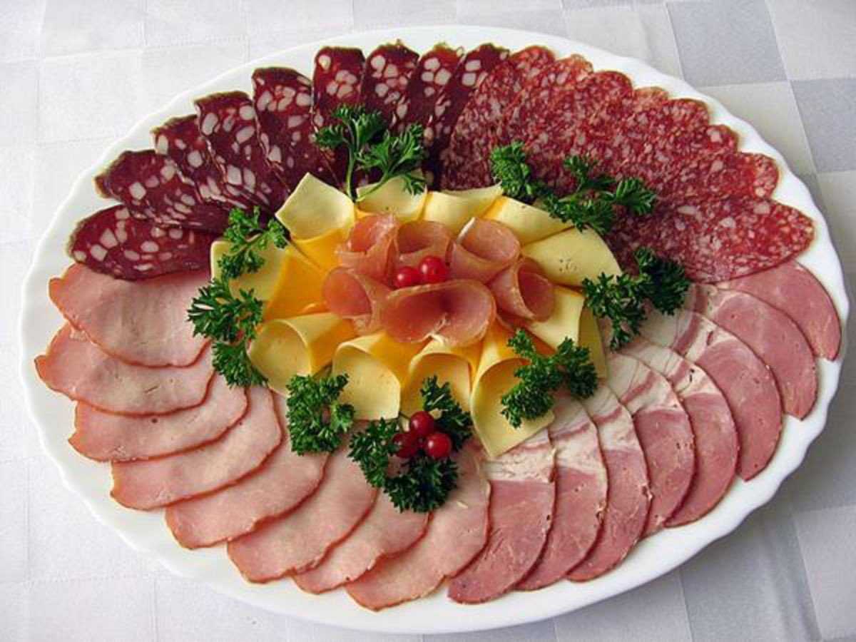 Вкусная мясная тарелка на праздничный стол - совсем не сложная задача Расскажем как собрать, как украсить и как подать Все секреты