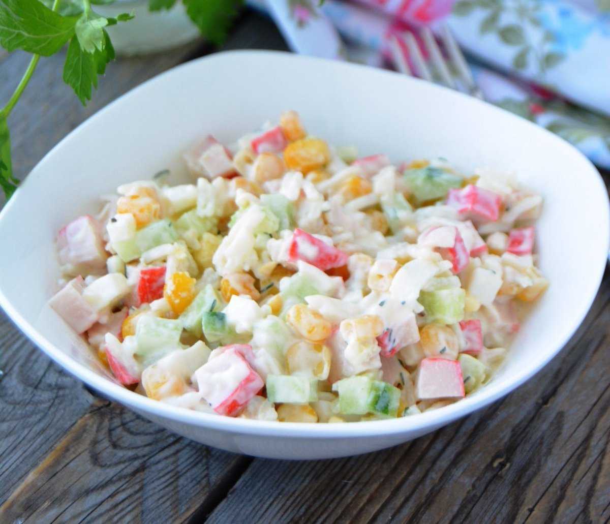Новые салаты с крабовыми палочками – 6 вкусных и простых рецептов с фото
