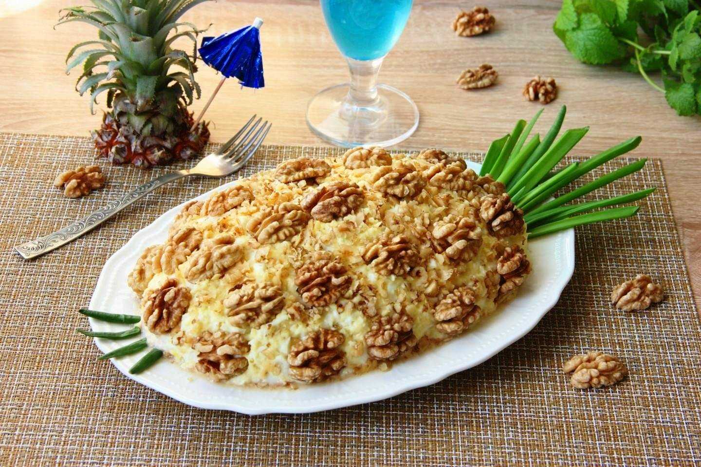 Салат с курицей и ананасами - классические рецепты