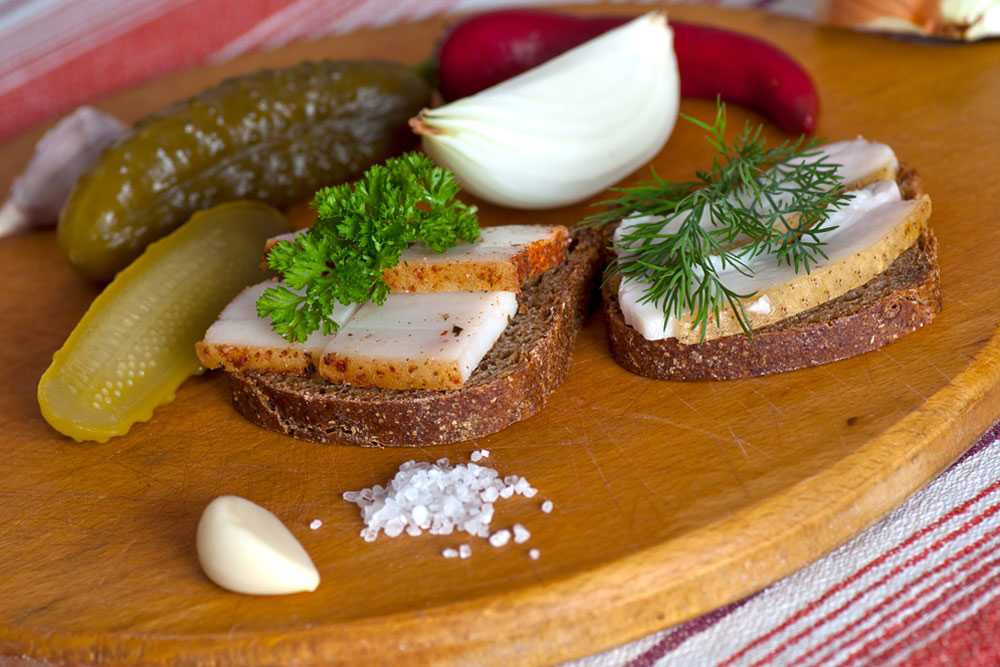 Сало запечённое в духовке: 5 вкусных рецептов