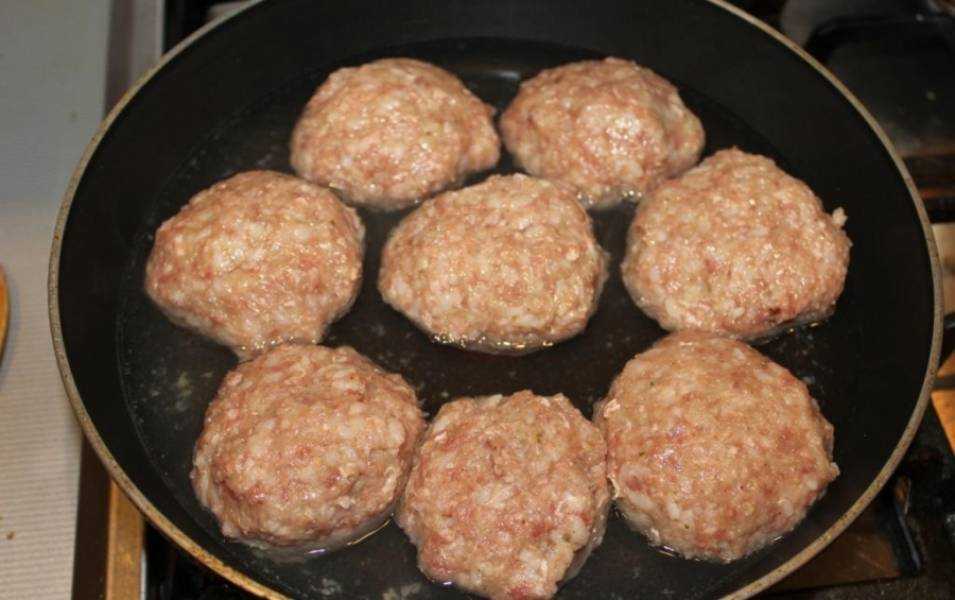 Ежики из фарша с рисом с подливкой на сковороде рецепт с фото пошагово