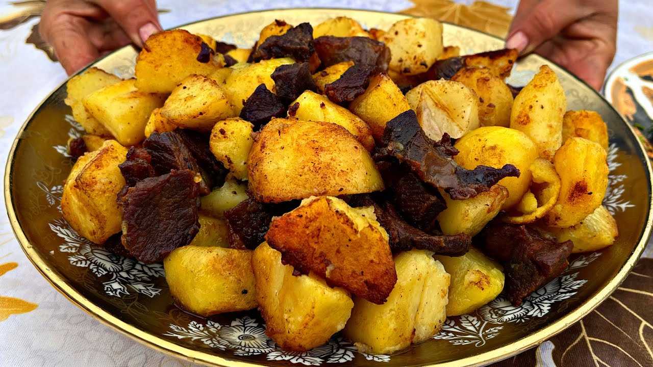Тушеная картошка с мясом в глубокой сковороде