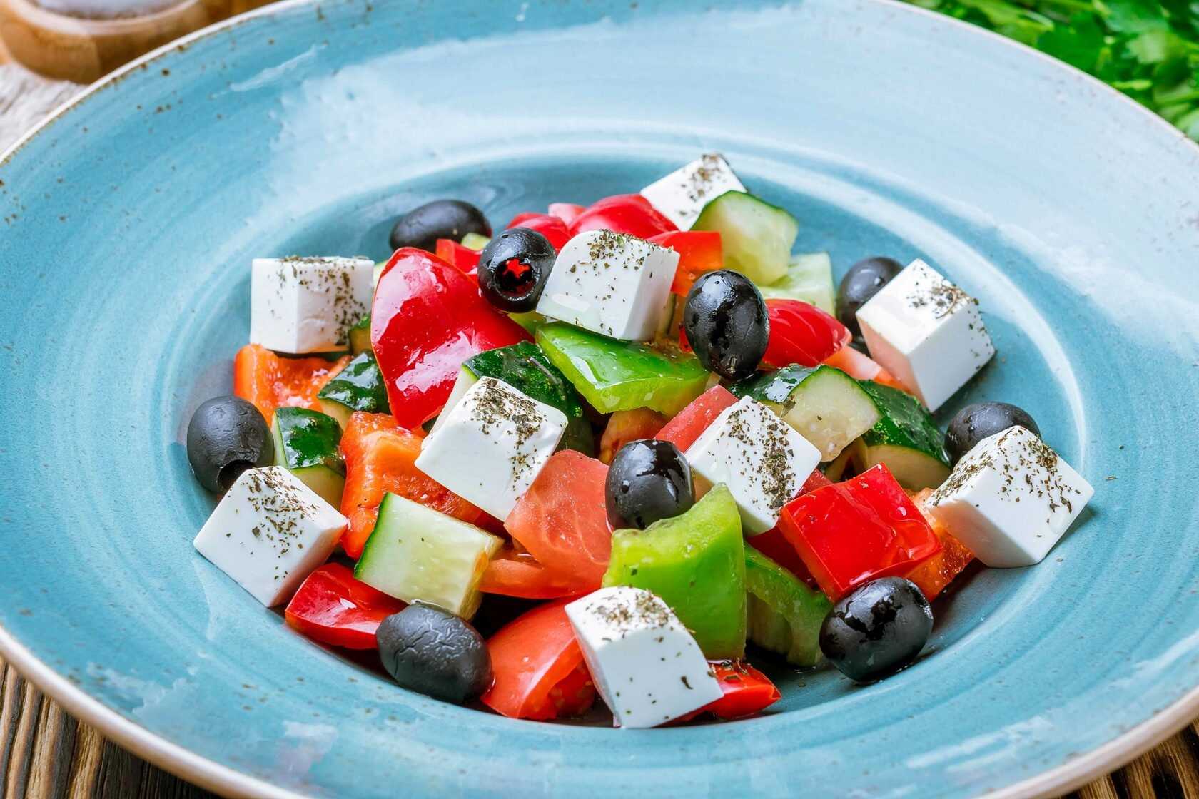 Греческий салат с курицей и сухариками по классическим рецептам