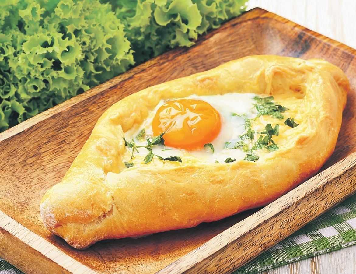 Хачапури из слоеного теста с сыром - рецепт с фото