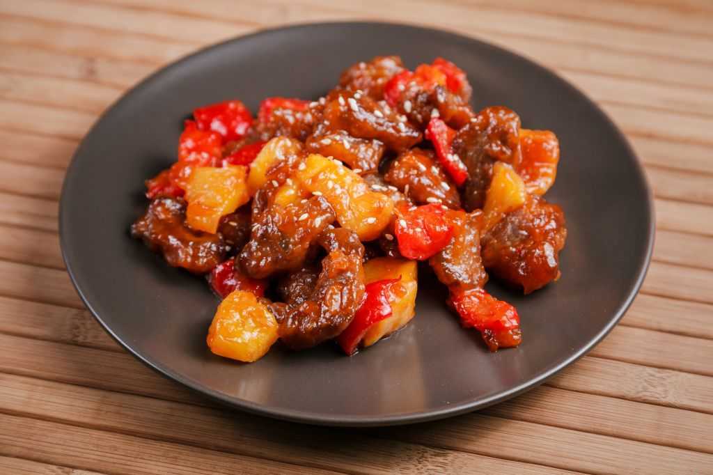 Предлагаю вам простой рецепт приготовления вкусной свинины в азиатском стиле, которая тушится кусочками вместе с жареными консервированными ананасами в густом и насыщенном кисло-сладком соусе