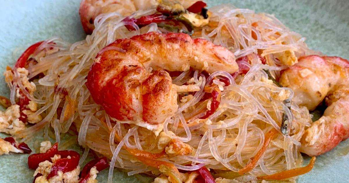 Вариации салатов с фунчозой и креветками