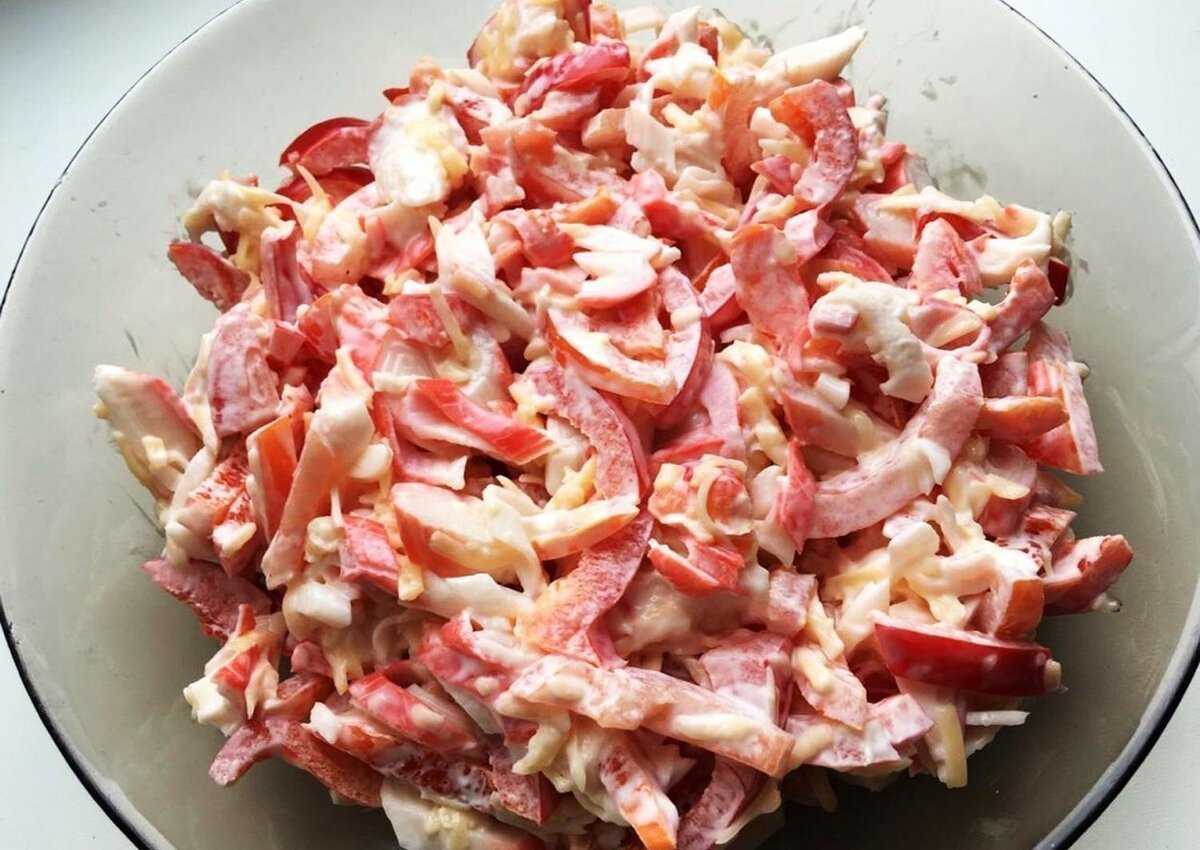 Салат красное море готовится всего 20 минут, а его вкусом можно наслаждаться на протяжении всего застолья Если необходимо добиться именно такого результата, важно следовать одному из приведенных рецептов