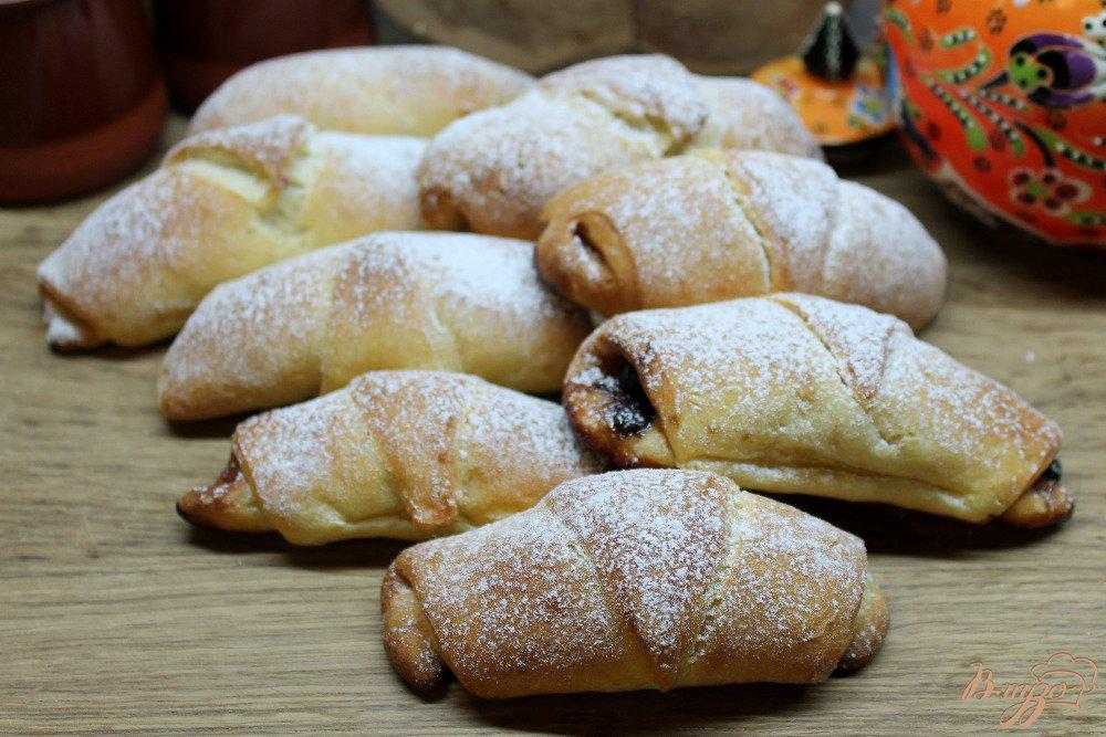 Круассаны с вишней.