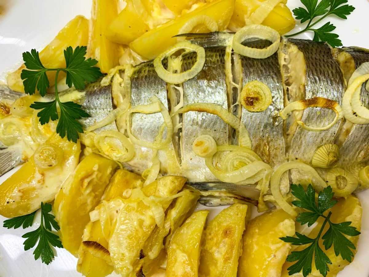 В духовке пелядь получается особенно вкусной, нежной и аппетитной на вид Приготовить ее легко и просто, главное чтобы пелядь была свежая