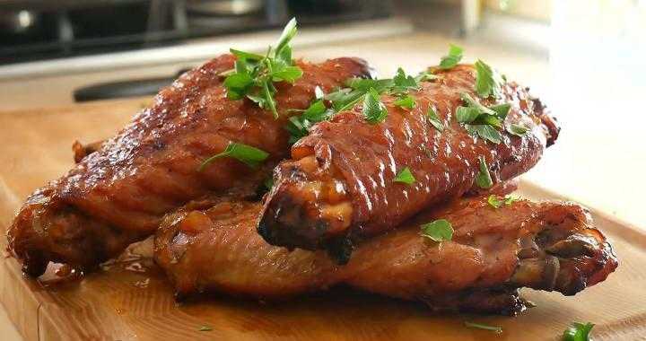 Крылья индейки, запеченные в духовке – это вкусное и сытное блюдо, которое к тому же аппетитно выглядит и соблазнительно пахнет Рецепты бюджетной закуски, советы по приготовлению