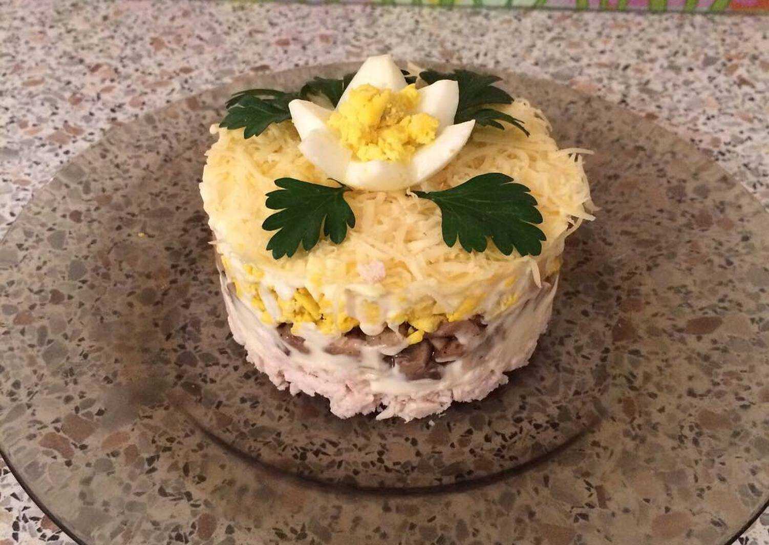 Салат курица с грибами и сыром слоями — классический рецепт