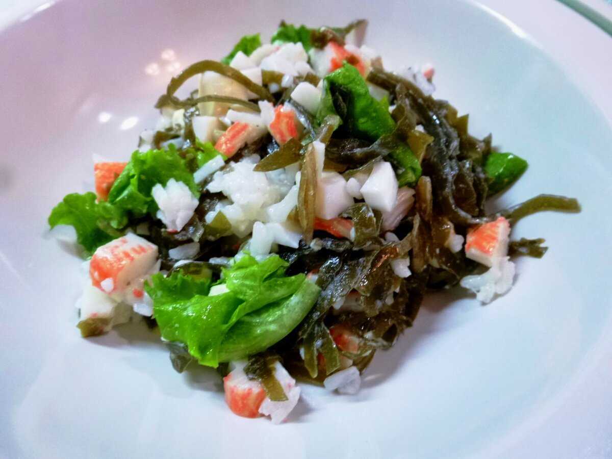 Салат с морской капустой и яйцом