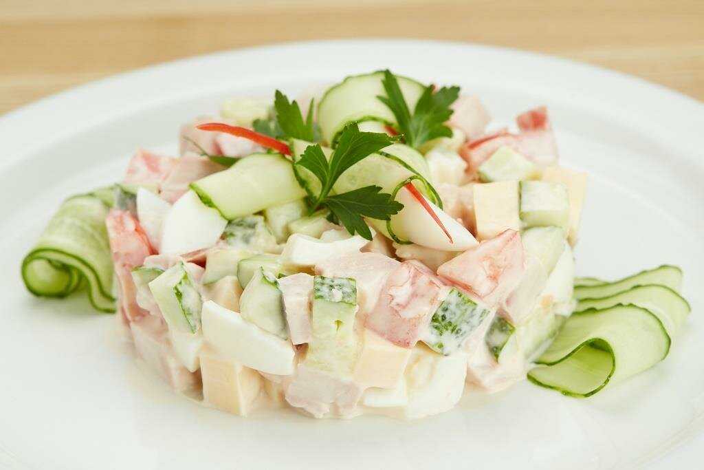 Салат «дамский каприз» с языком и ветчиной: рецепты