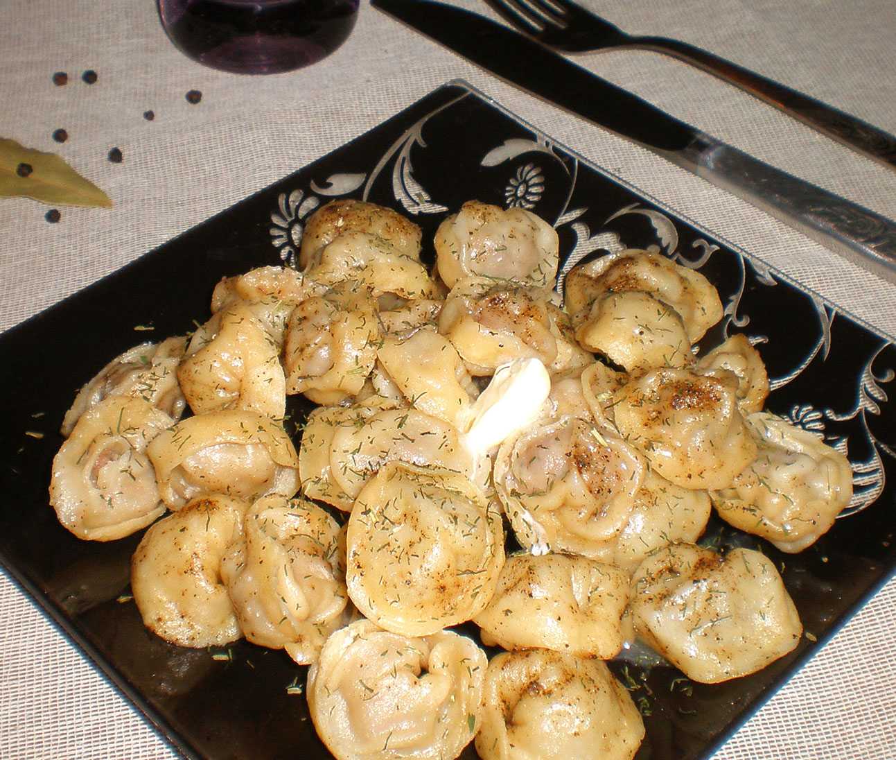 Пельмени в горшочках с бульоном в духовке со сметаной