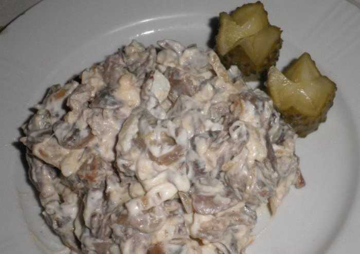 Салат из копченых желудочков куриных. этапы приготовления изысканной закуски с орехами. сытная закуска с картофелем