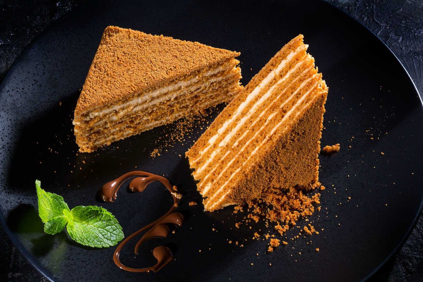 Домашний медовик - это вкуснейший торт, равного которому вы точно не встретите в продаже Предлагаю вам самый лучший рецепт нежного медовика с заварным кремом