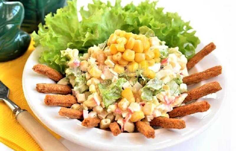 Салат из шпрот с сухариками и кукурузой