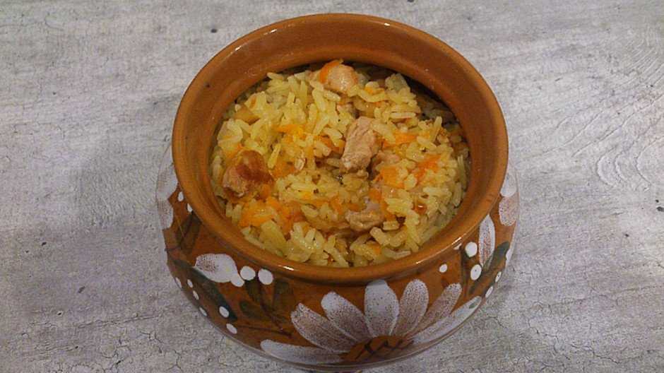 Свинина с рисом в горшочках