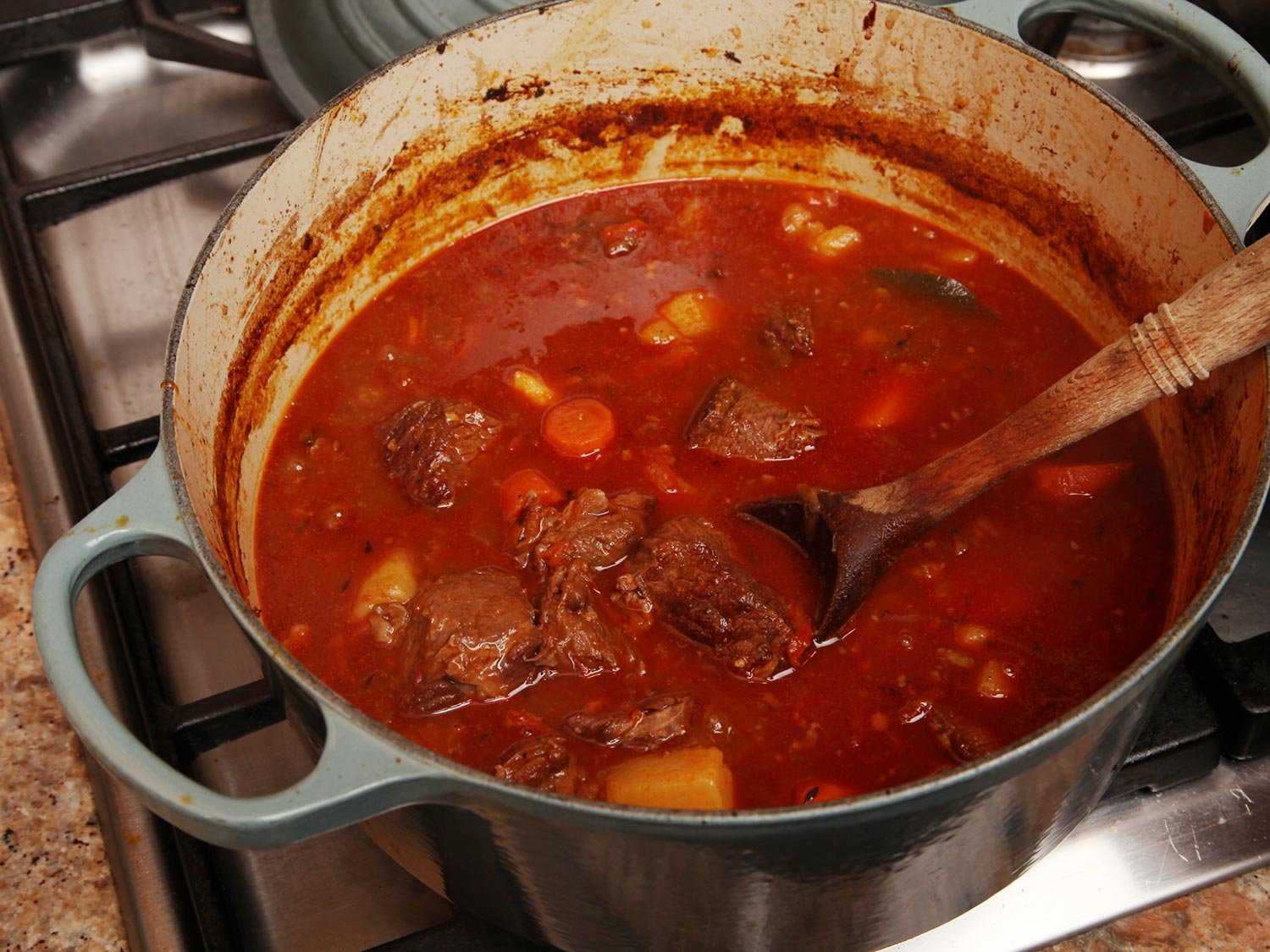 Гуляш из говядины с подливкой: 8 рецептов как приготовить, чтобы мясо было мягким и сочным