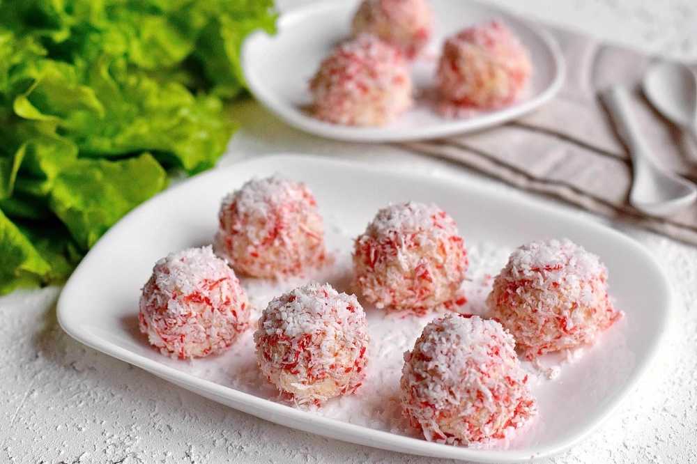 Подборка вкусных вариантов закуски - Рафаэлло из крабовых палочек С плавленым сыром, орехами и виноградом, а так же закуска с сюрпризом