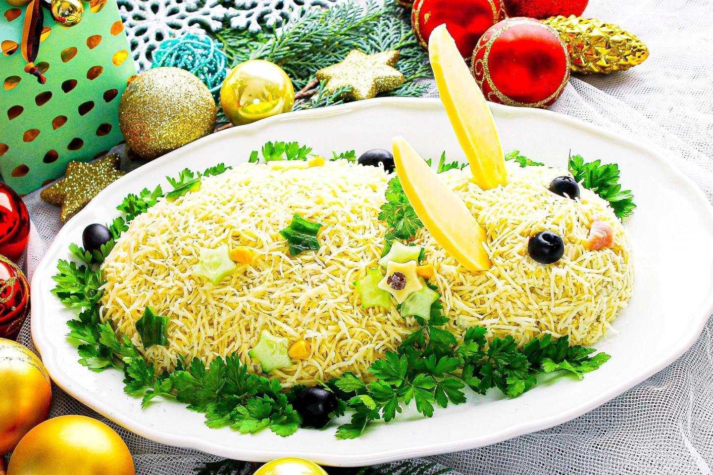 Салаты с ветчиной достаточно популярны, благодаря ароматному вкусу ветчины, которую любит большая половина человечества