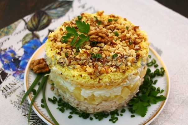 Салат дамский каприз с ананасом и курицей рецепт