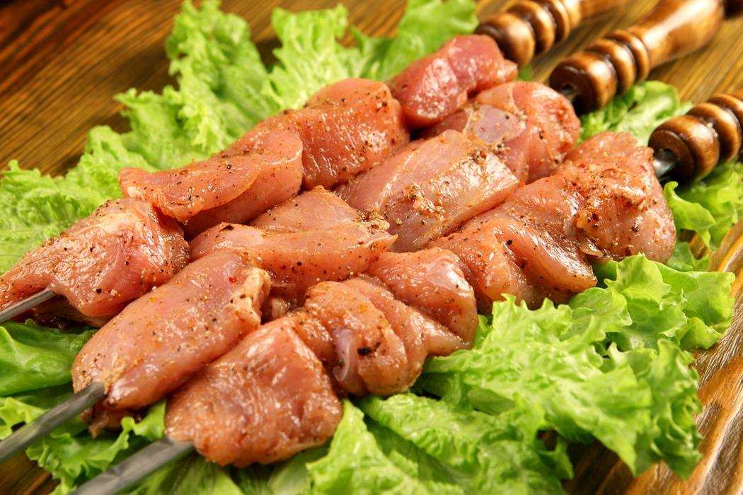 Салат «изумрудный браслет» с курицей и киви: рецепты, советы по приготовлению и оформлению