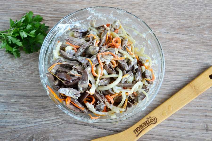 Салат из куриных сердечек с маринованным луком