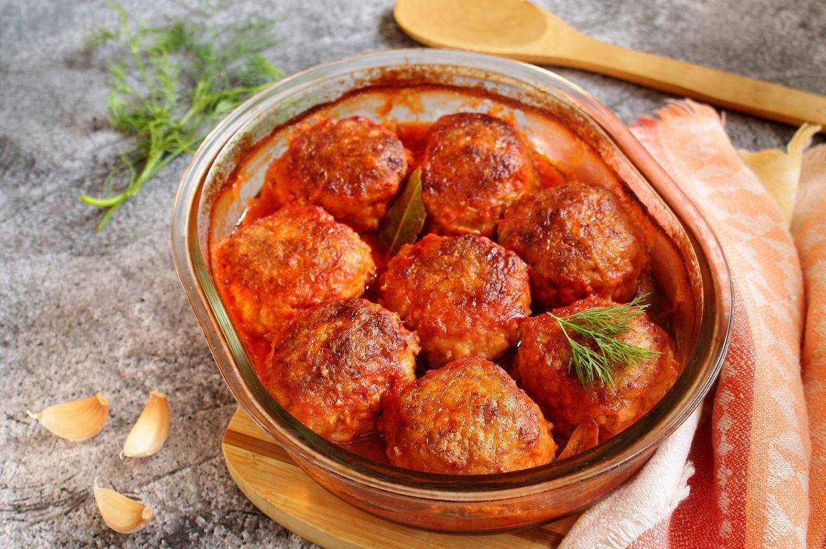 Тефтели с подливкой на сковороде: пошаговые рецепты с фото