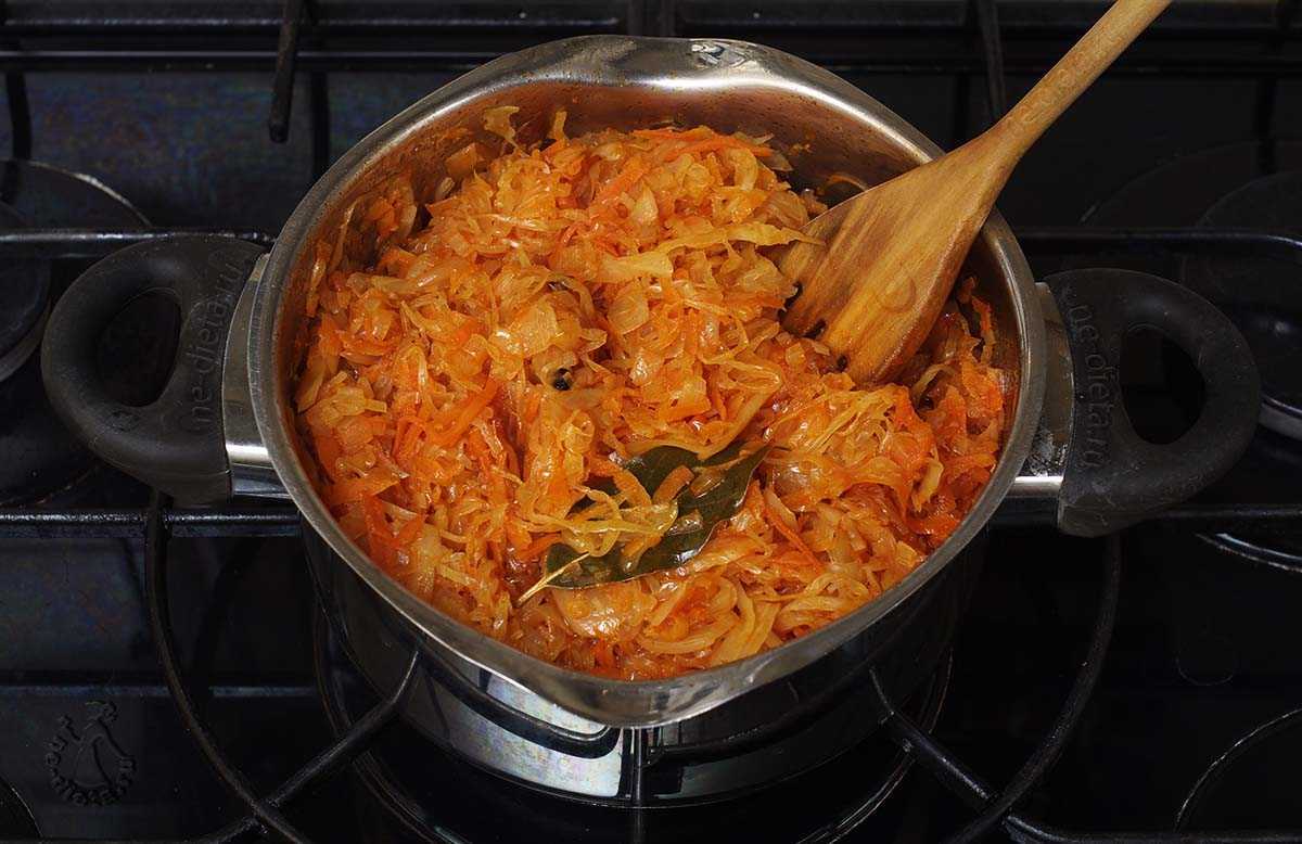 Тушеная капуста с ребрышками рецепт. рецепт тушеной капусты со свиными ребрышками. говяжьи ребрышки с квашеной капустой