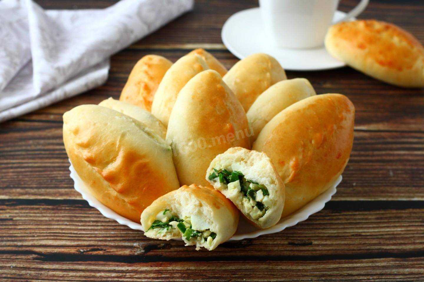 Пирожки с луком и яйцом в духовке - как вкусно приготовить тесто и начинку по рецептам с фото