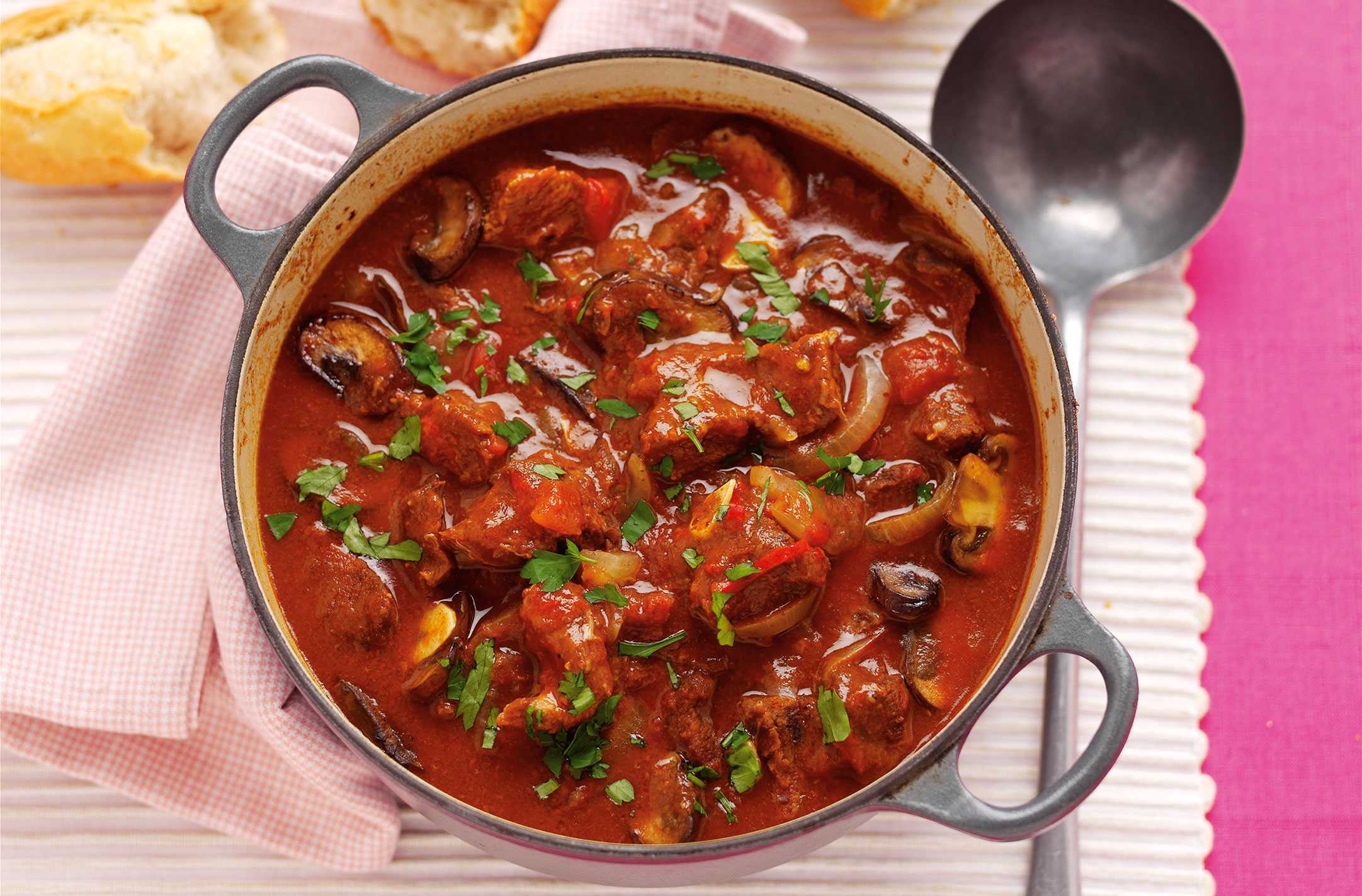 Как приготовить гуляш из говядины, чтобы мясо было мягким? 7 рецептов гуляша с подливкой