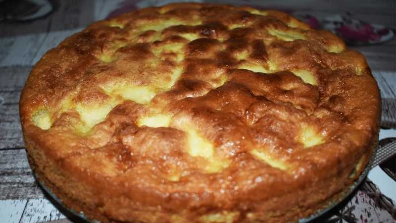 Пышная шарлотка с яблоками в духовке — 10 лучших рецептов