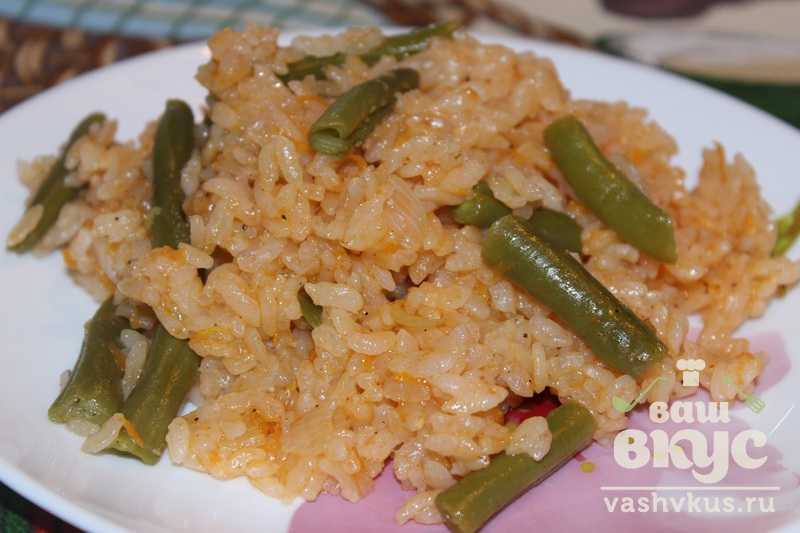 Жареный рис с курицей, стручковой фасолью, овощами и яйцами | totrecept.com