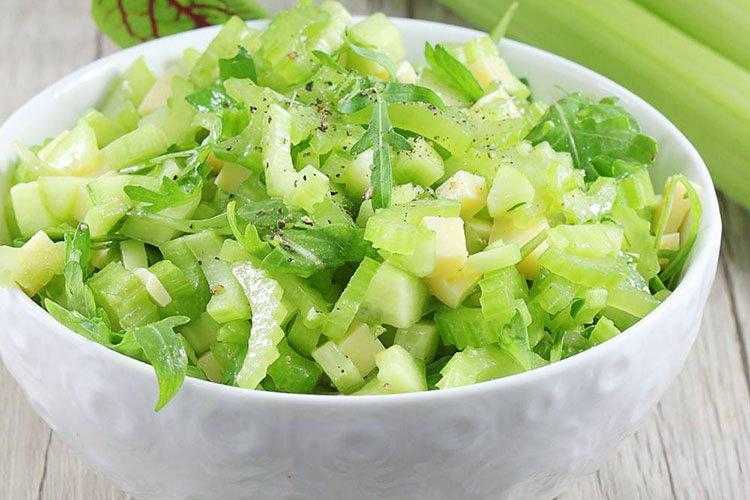 Салат с сельдереем и яблоком и курицей относится к легким и полезным закускам с высоким содержанием белка и клетчатки Такое блюдо может быть диетическим, сытным или праздничным