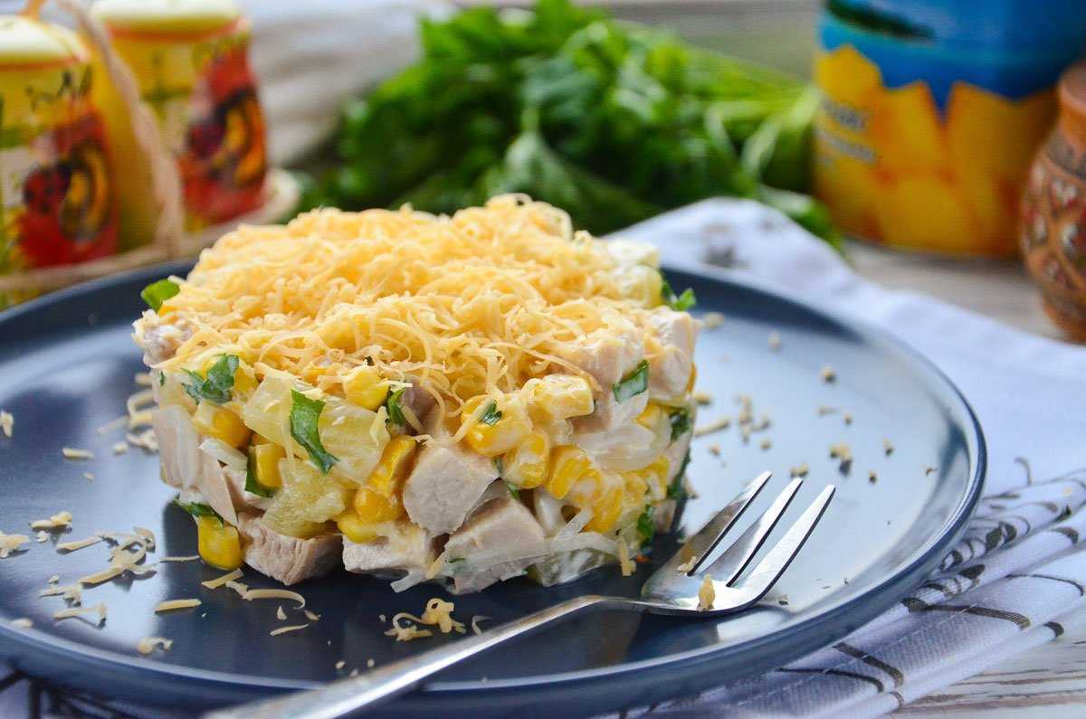 Салат с курицей ананасами и сыром слоями