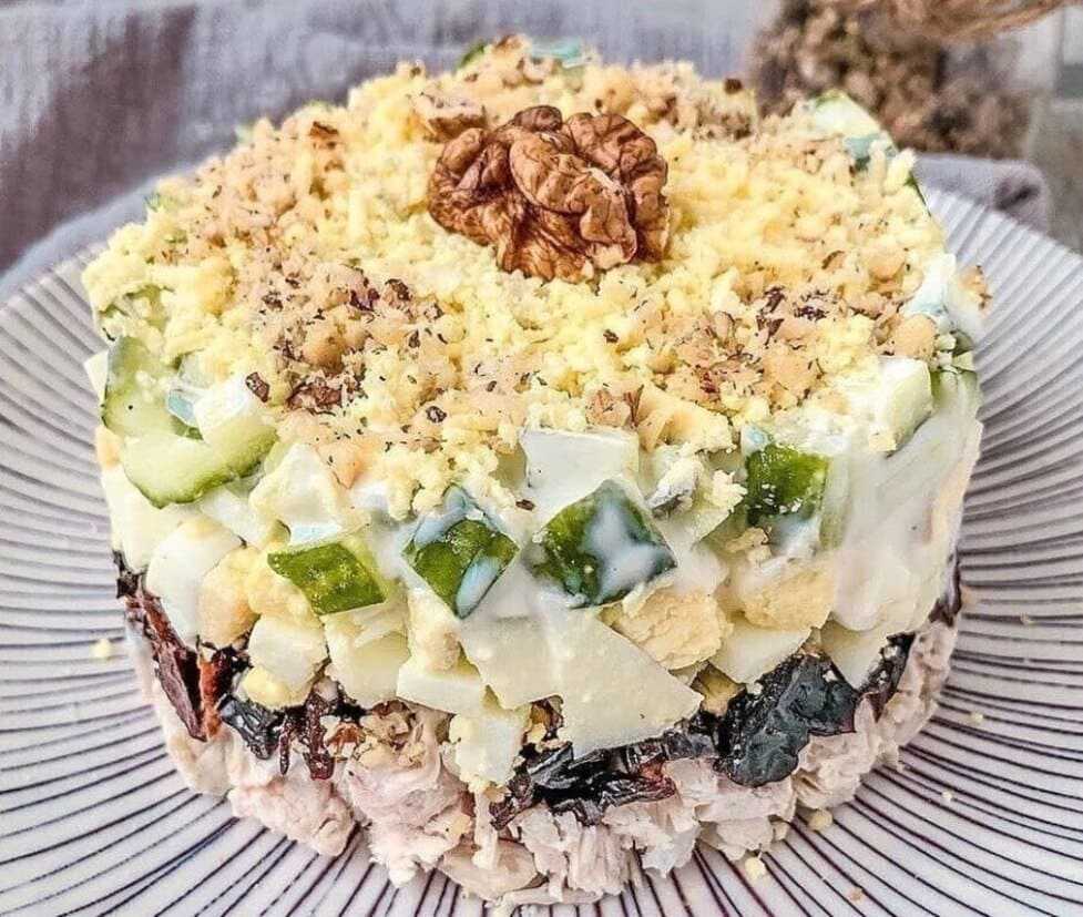 Салат с черносливом и грибами: 8 простых рецептов