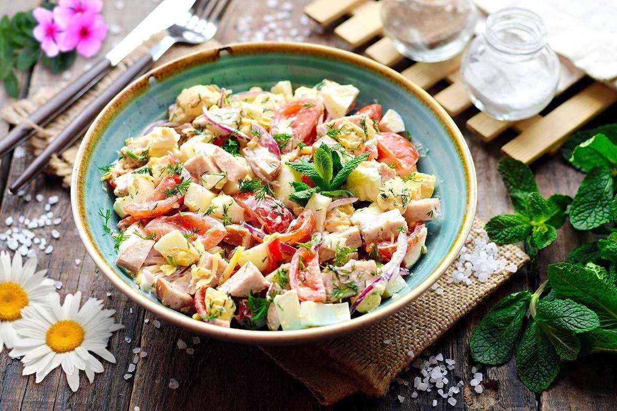 Вкусные салаты с ветчиной, болгарским перцем и сыром