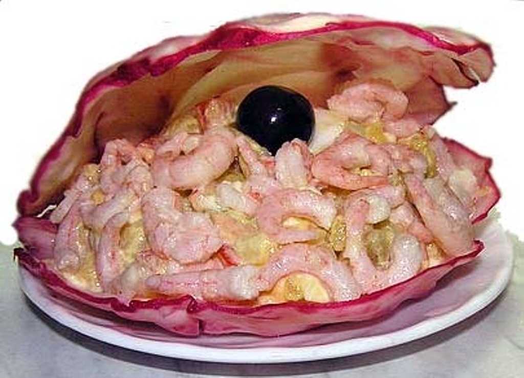 Салат «морская жемчужина» с перепелиными яйцами и красной икрой