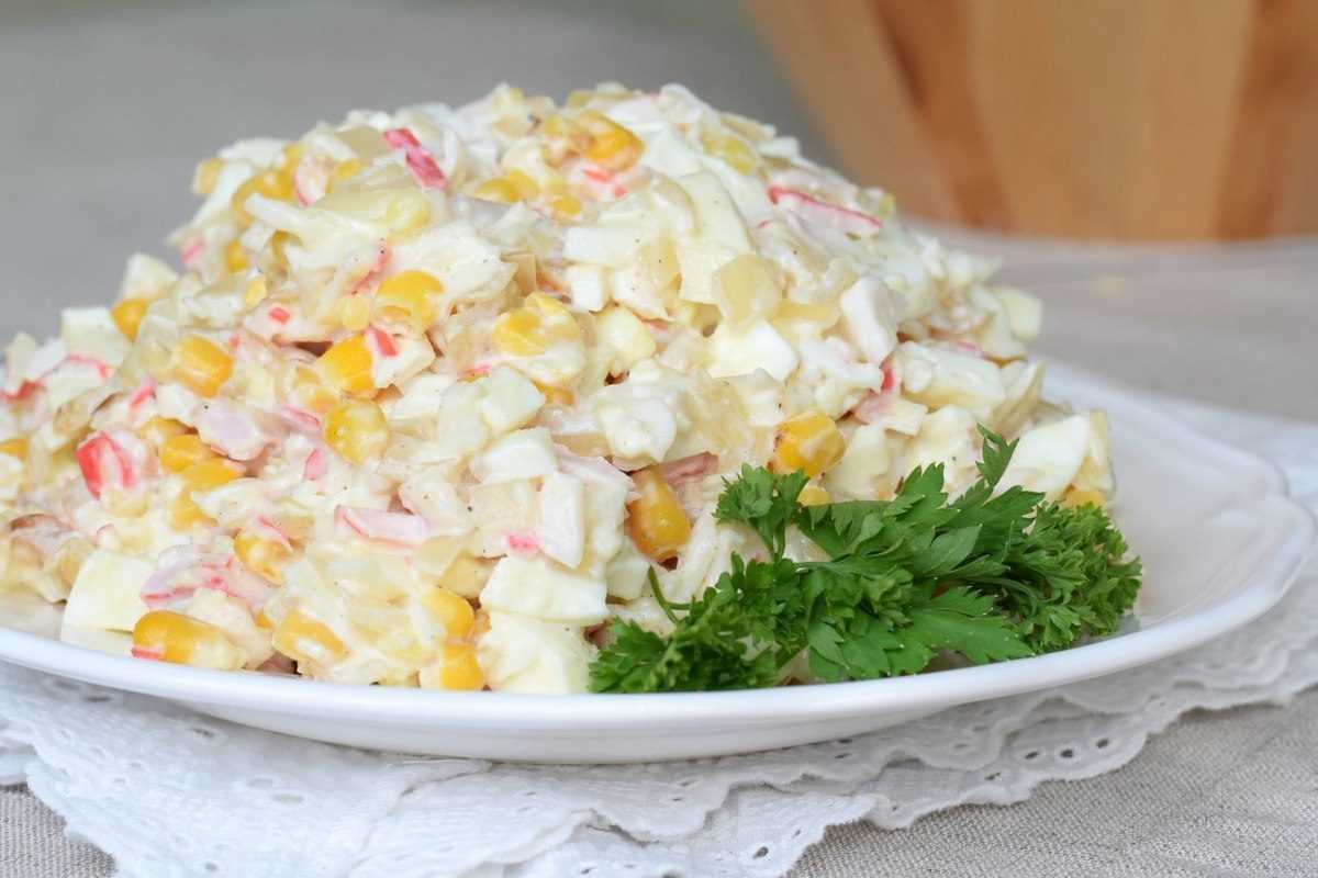 Салат с крабовыми палочками и кукурузой — 7 классических рецептов
