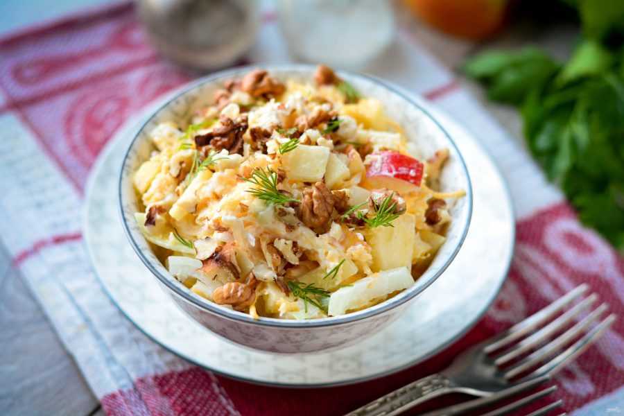 Рецепт мясного салата с зеленым яблоком | меню недели